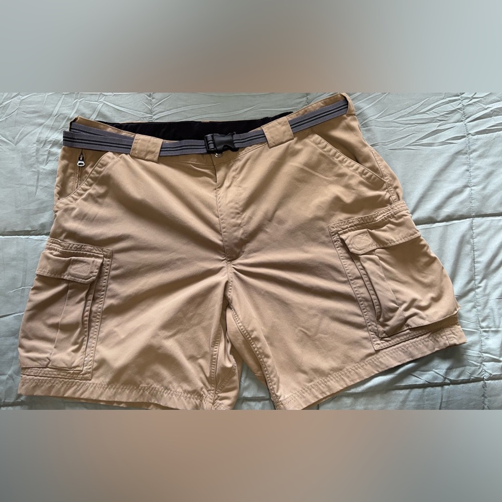 Duluth Trading Co Men's Cargo Shorts with belt “Dry on the Fly” style